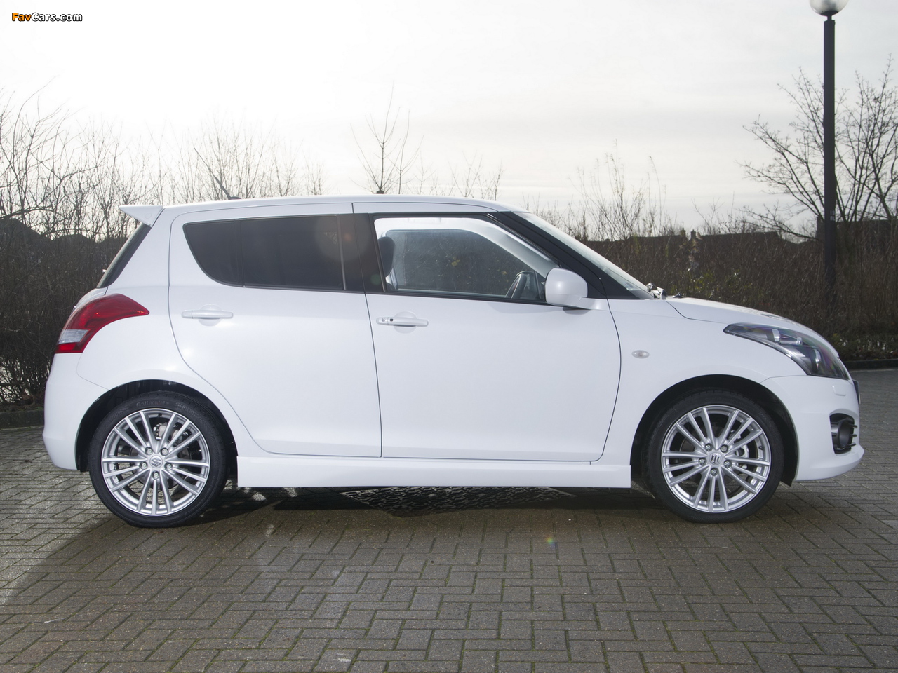 Pictures of Suzuki Swift Sport 5-door UK-spec 2013 (1280 x 960)