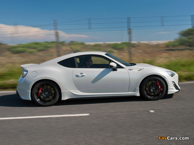 TRD Toyota GT 86 UK-spec 2013 images (640 x 480)