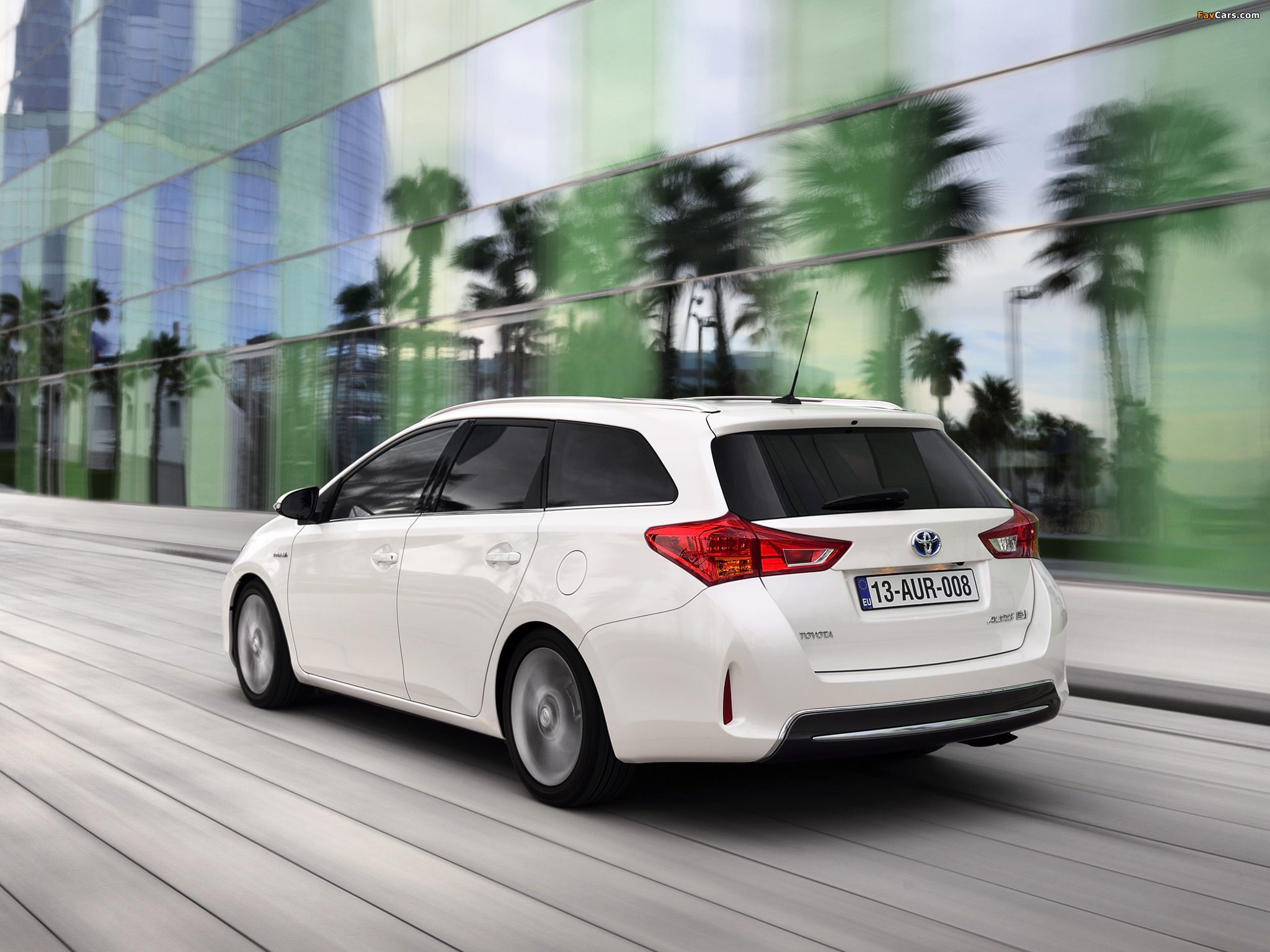 Images of Toyota Auris Touring Sports Hybrid 2012 (2048 x 1536)