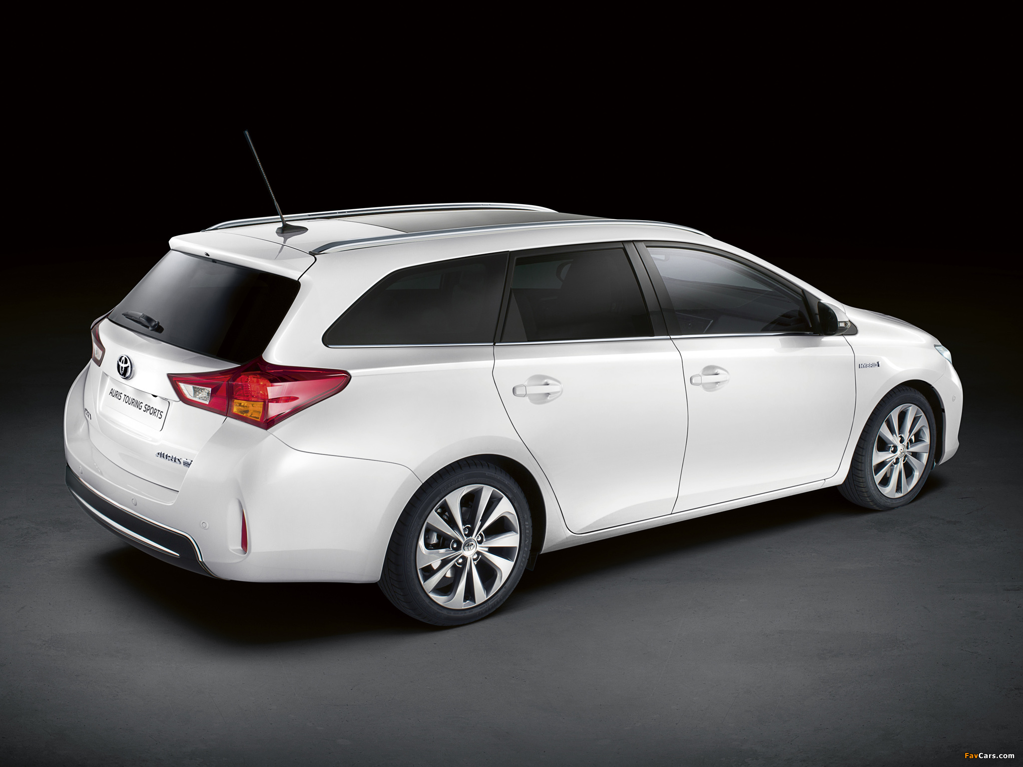 Images of Toyota Auris Touring Sports Hybrid 2012 (2048 x 1536)