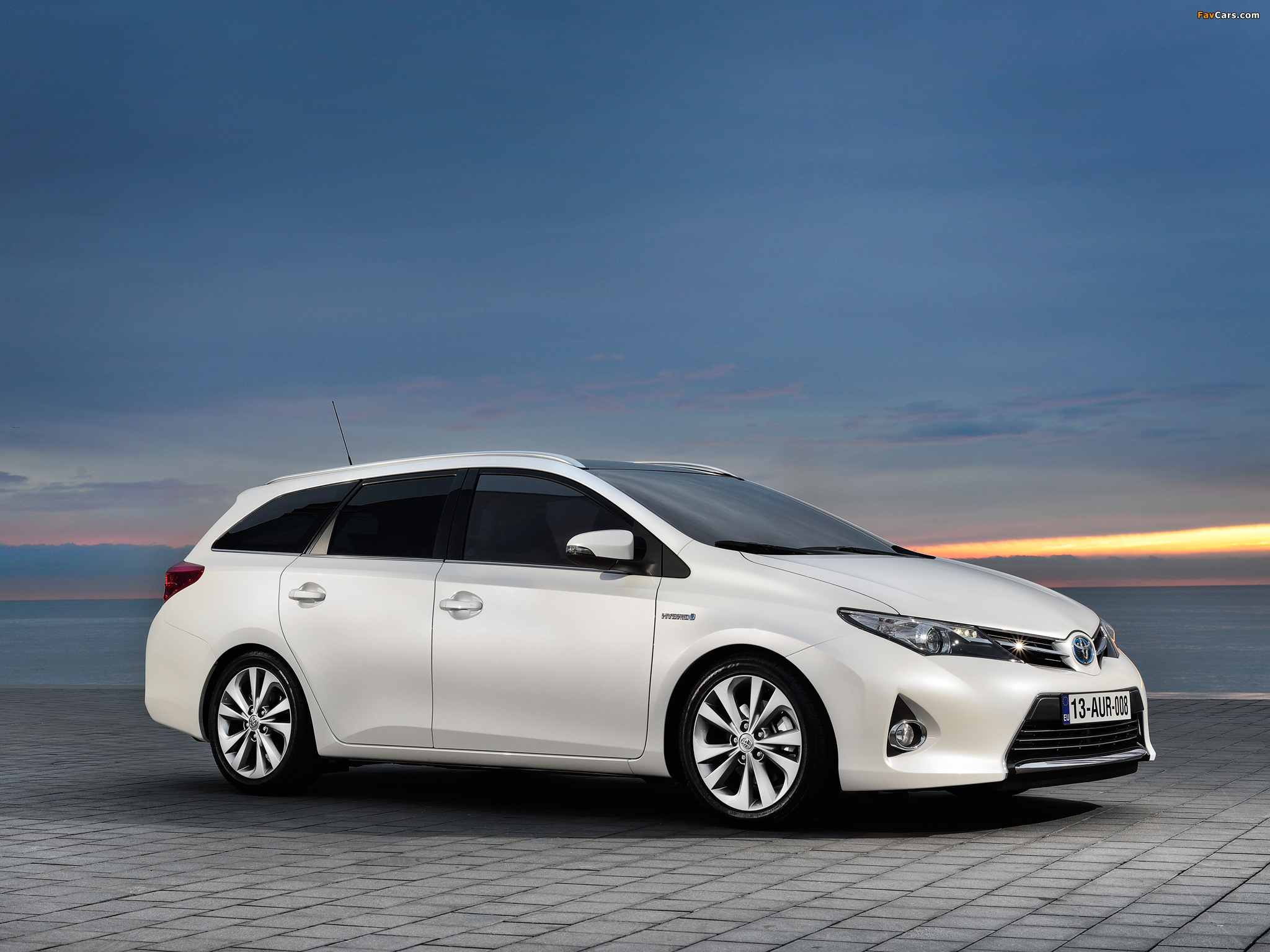 Images of Toyota Auris Touring Sports Hybrid 2012 (2048 x 1536)