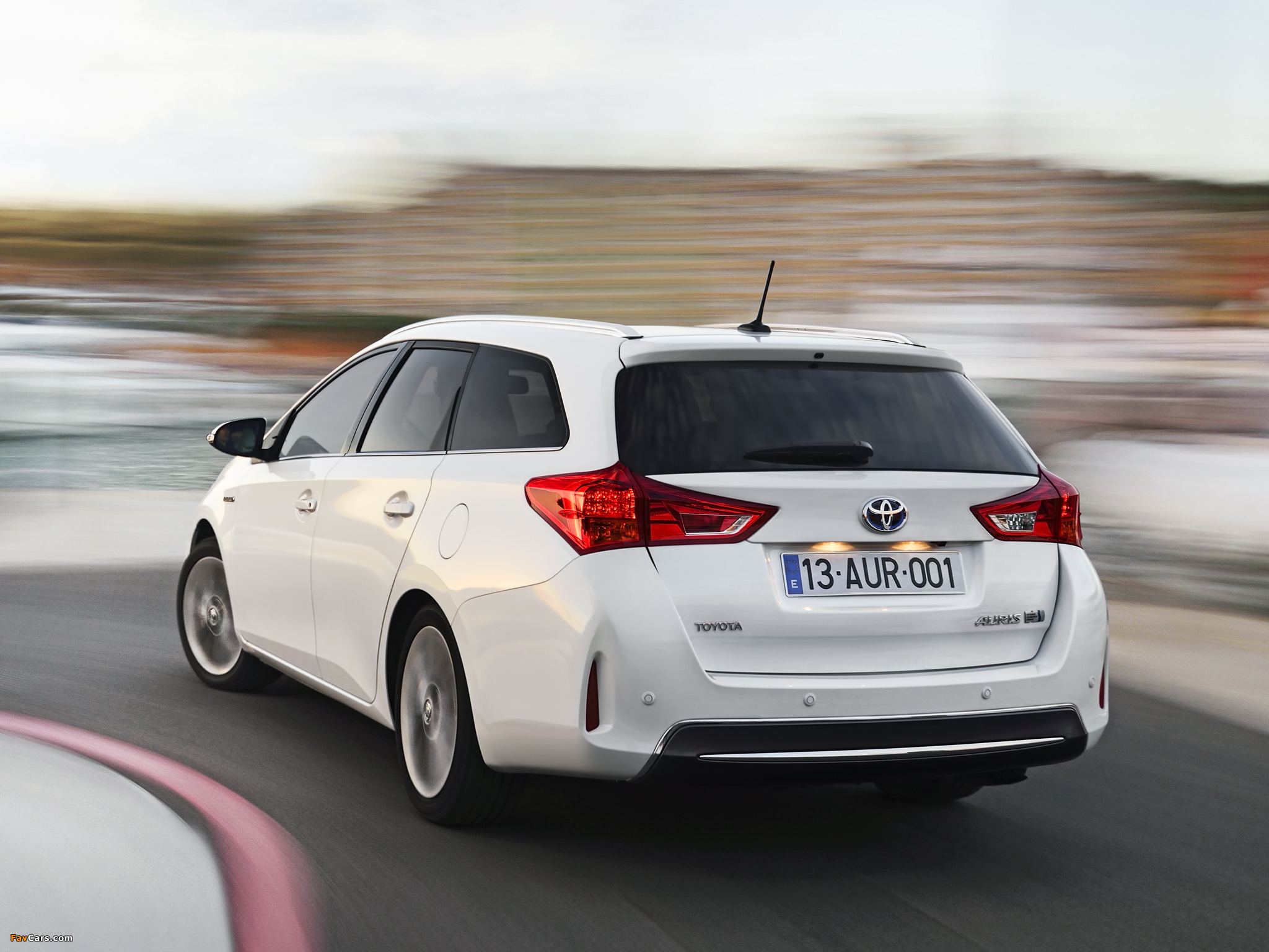 Images of Toyota Auris Touring Sports Hybrid 2013 (2048 x 1536)