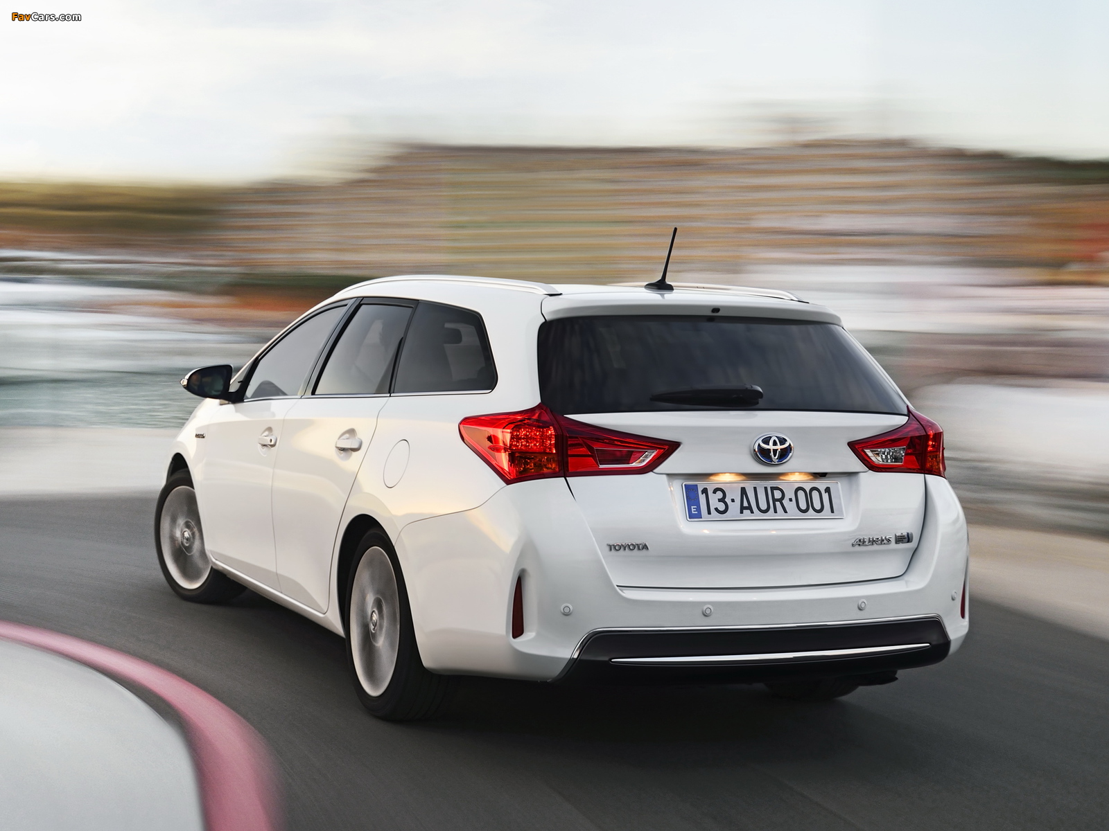 Images of Toyota Auris Touring Sports Hybrid 2013 (1600 x 1200)
