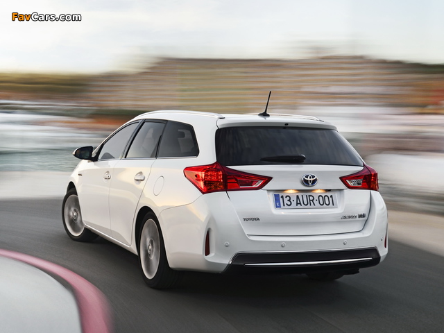 Images of Toyota Auris Touring Sports Hybrid 2013 (640 x 480)