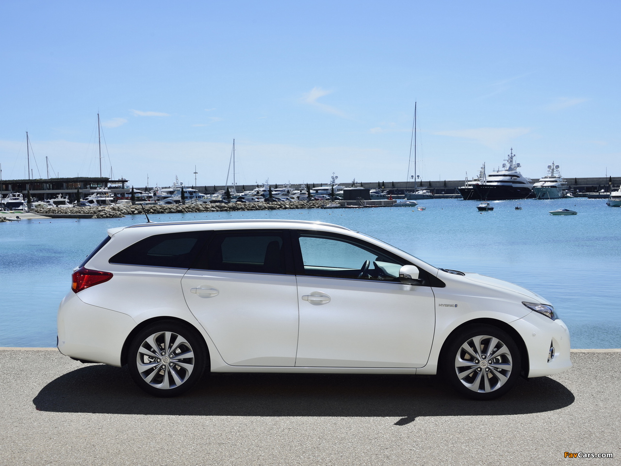Images of Toyota Auris Touring Sports Hybrid 2013 (1280 x 960)