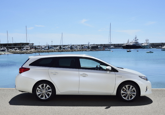 Images of Toyota Auris Touring Sports Hybrid 2013