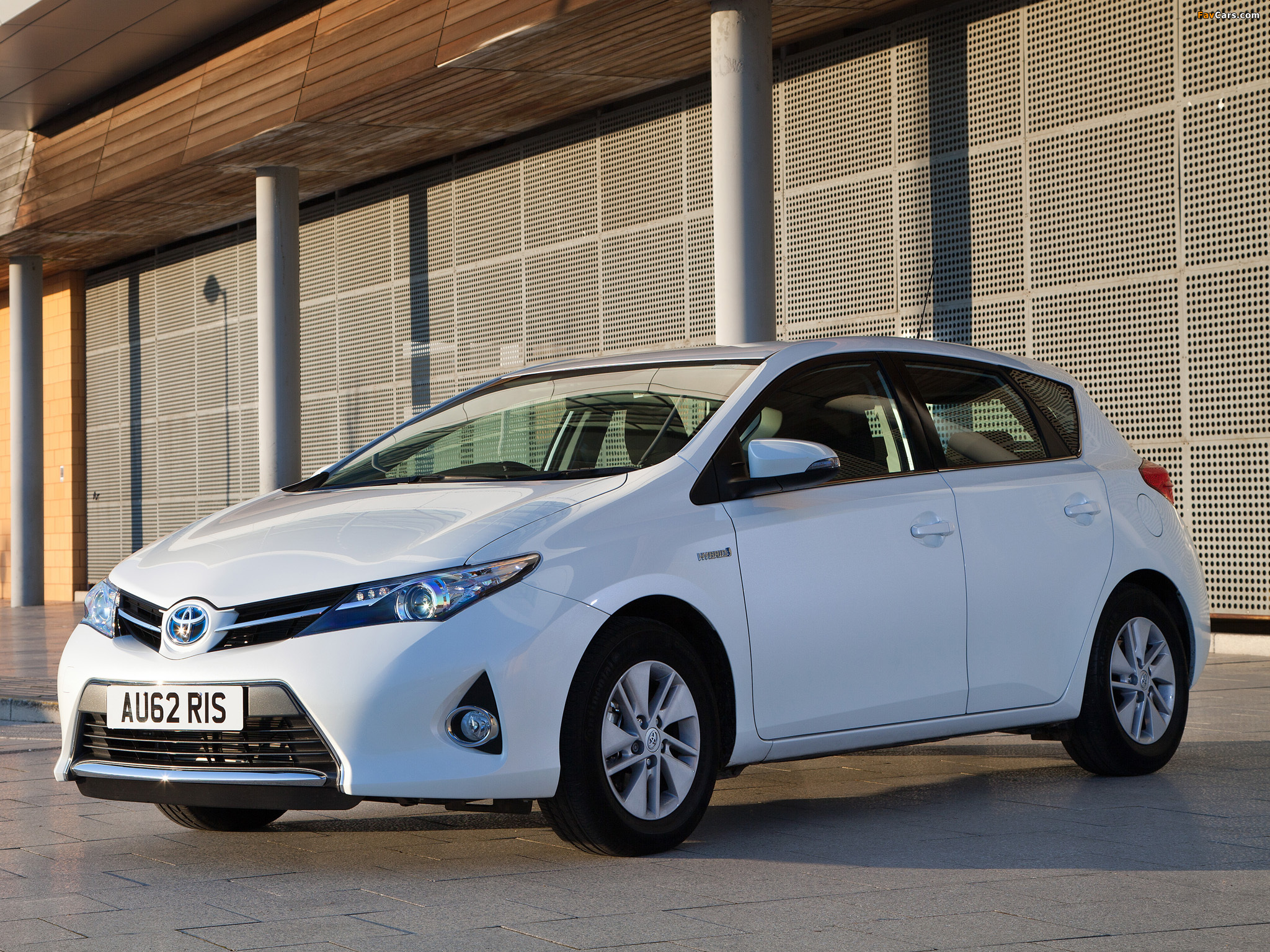 Photos of Toyota Auris Hybrid UK-spec 2012 (2048 x 1536)