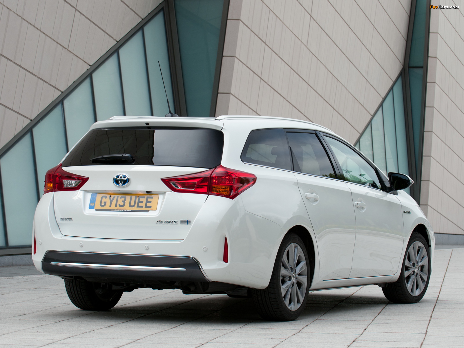 Photos of Toyota Auris Touring Sports Hybrid UK-spec 2013 (1600 x 1200)