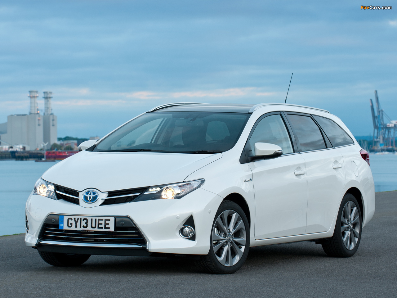 Photos of Toyota Auris Touring Sports Hybrid UK-spec 2013 (1280 x 960)