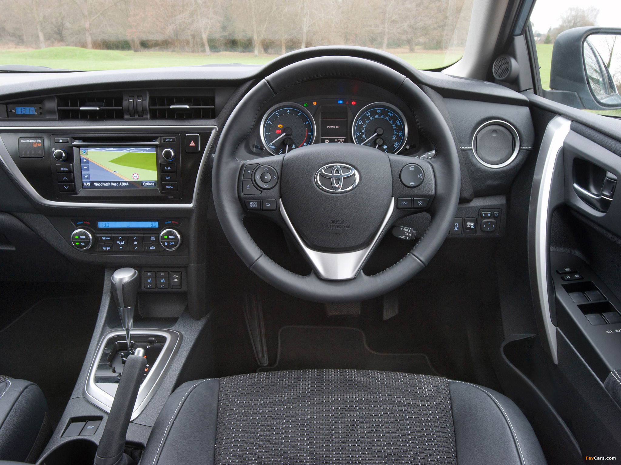 Pictures of Toyota Auris UK-spec 2012 (2048 x 1536)