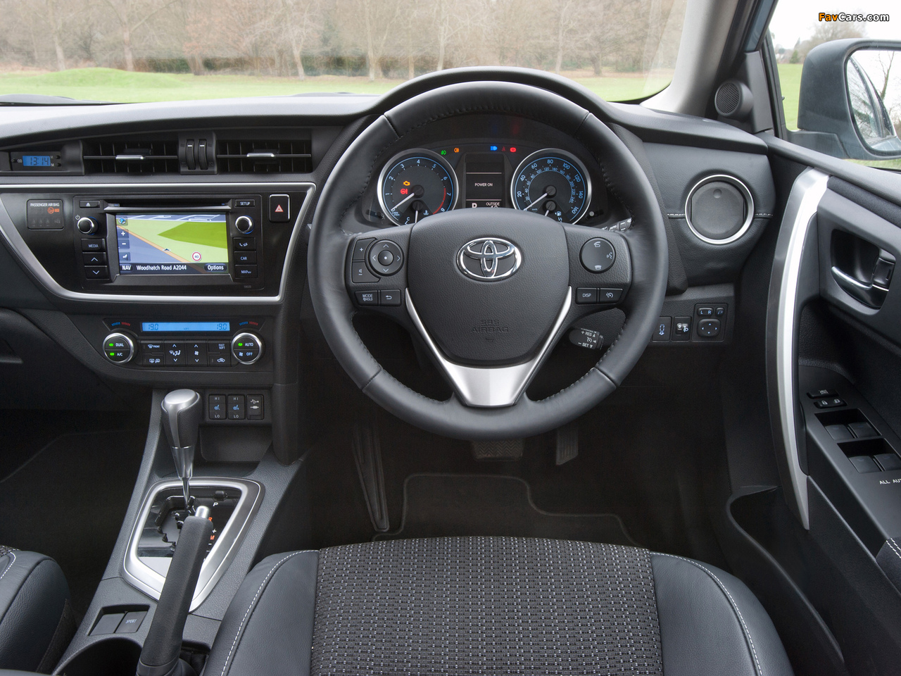 Pictures of Toyota Auris UK-spec 2012 (1280 x 960)