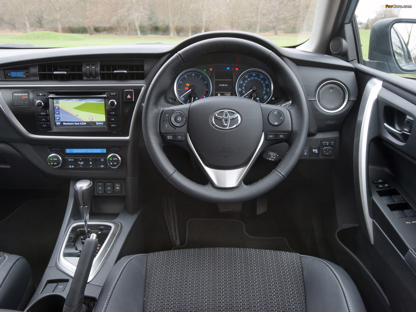Pictures of Toyota Auris UK-spec 2012 (1600 x 1200)