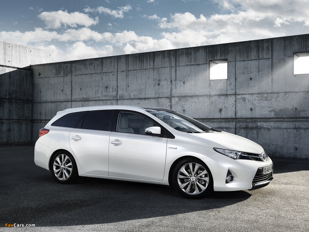Pictures of Toyota Auris Touring Sports Hybrid 2012 (1024 x 768)
