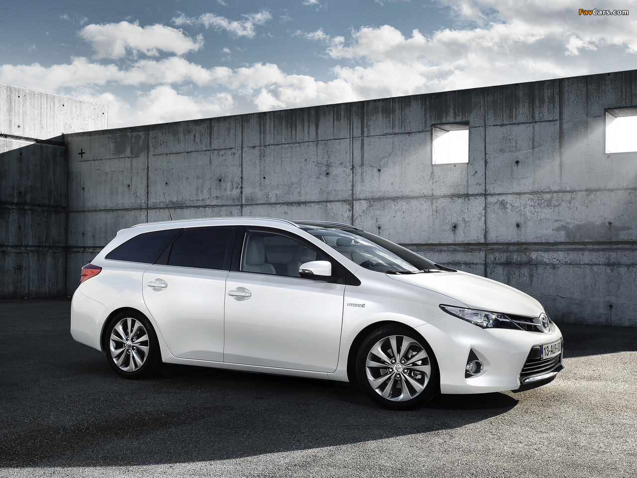 Pictures of Toyota Auris Touring Sports Hybrid 2012 (1280 x 960)