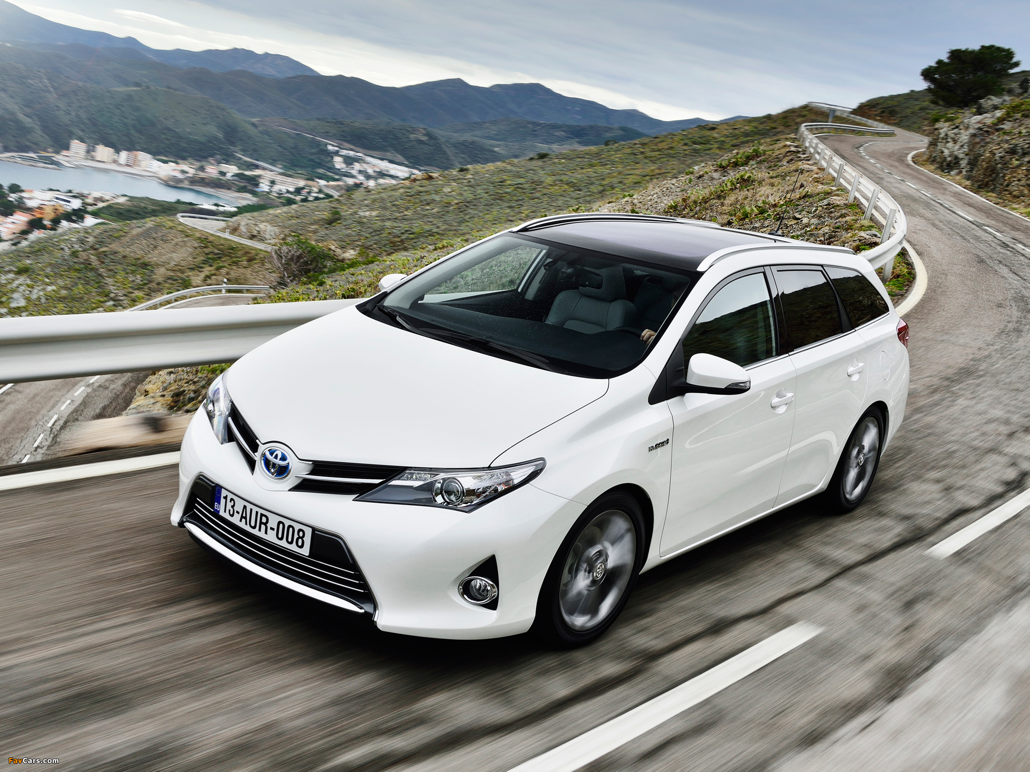 Pictures of Toyota Auris Touring Sports Hybrid 2012 (2048 x 1536)