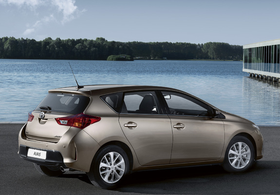 Pictures of Toyota Auris 2012