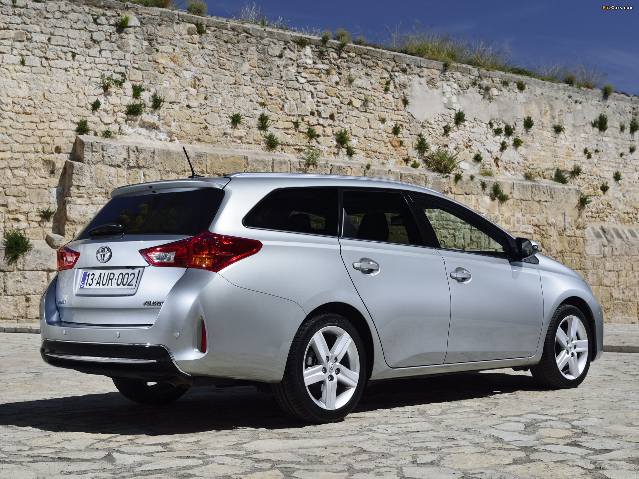 Pictures of Toyota Auris Touring Sports 2013 (2048 x 1536)