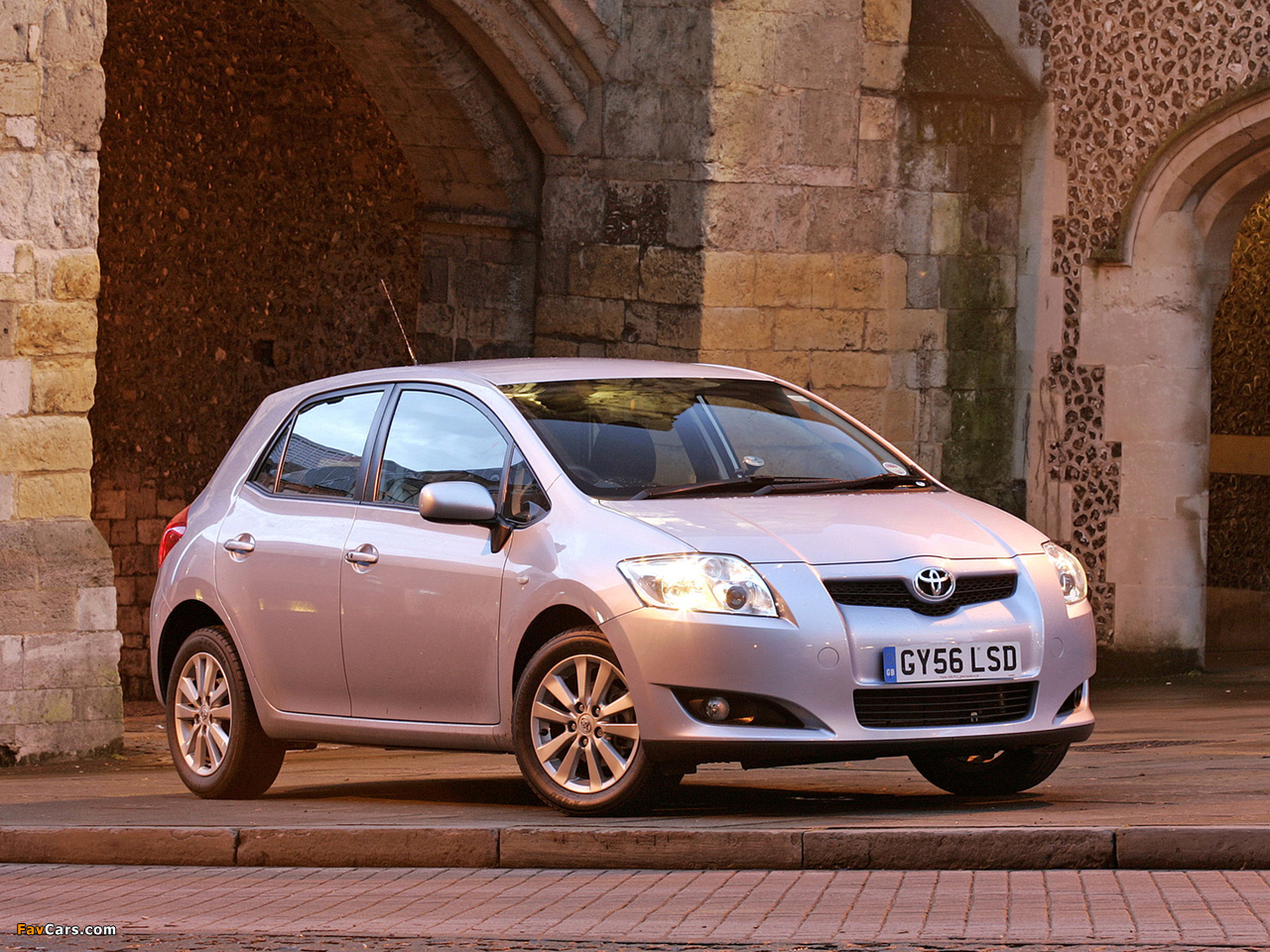 Toyota Auris 5-door UK-spec 2007–10 pictures (1280 x 960)