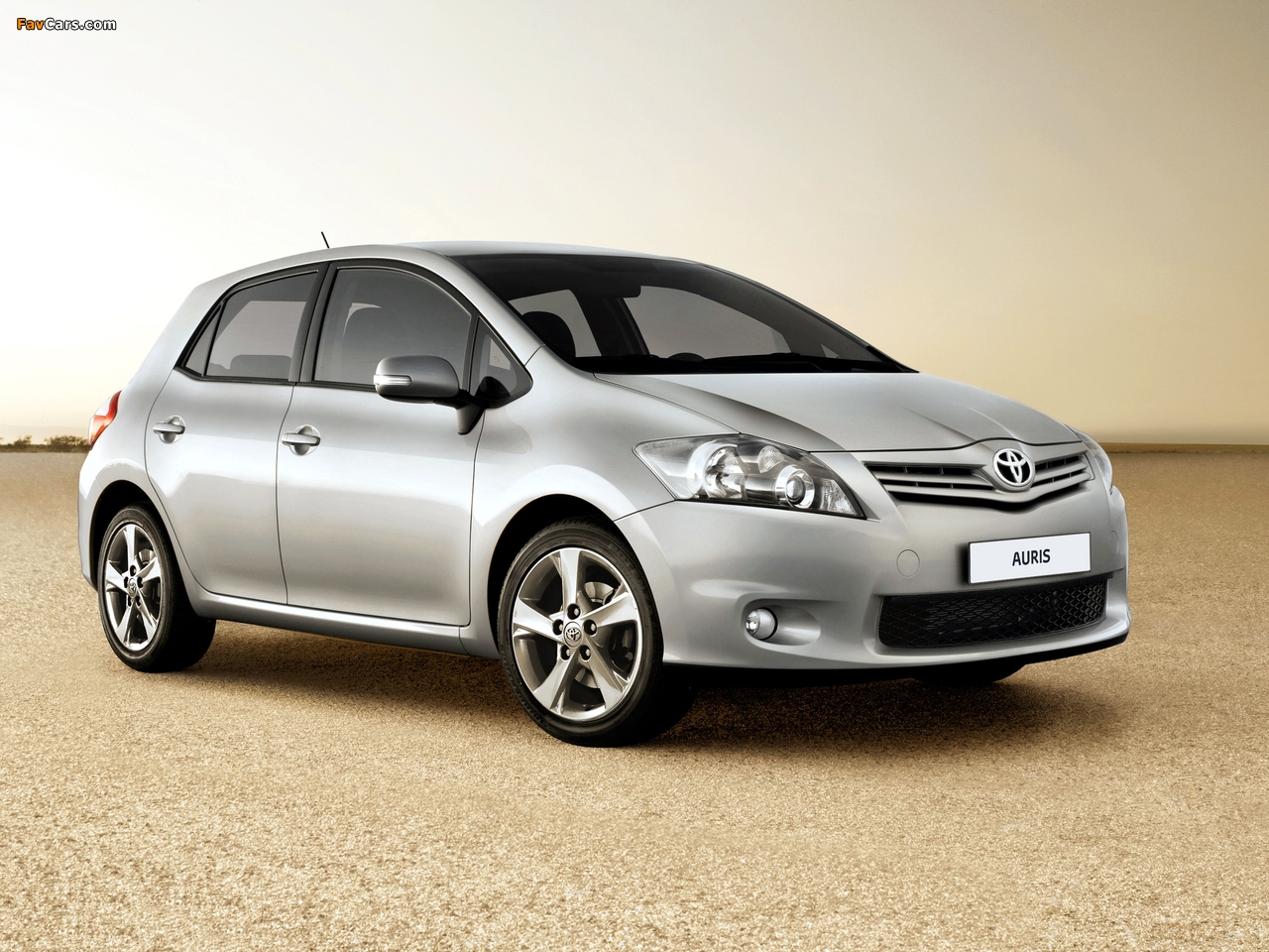 Toyota Auris 5-door 2010–12 pictures (1280 x 960)