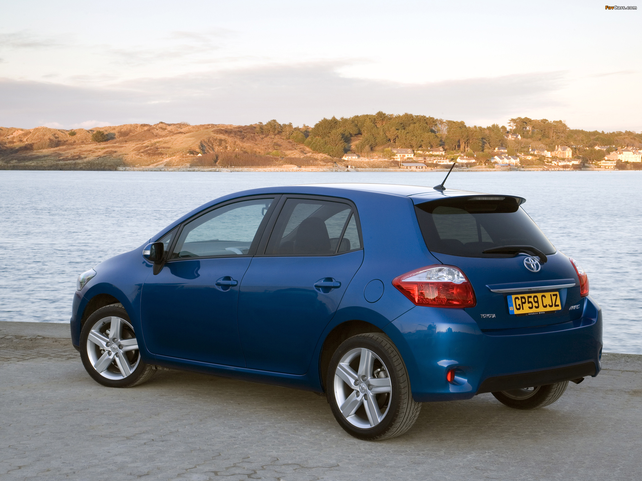 Toyota Auris 5-door UK-spec 2010–12 wallpapers (2048 x 1536)