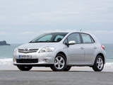 Toyota Auris 5-door UK-spec 2010–12 wallpapers