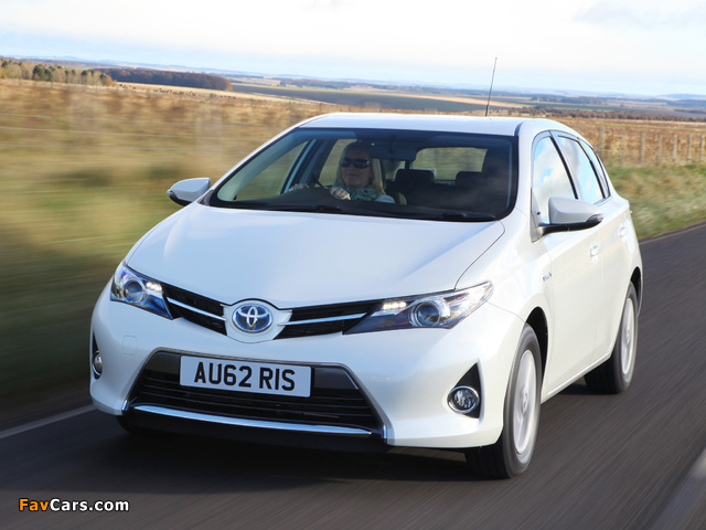 Toyota Auris Hybrid UK-spec 2012 images (640 x 480)