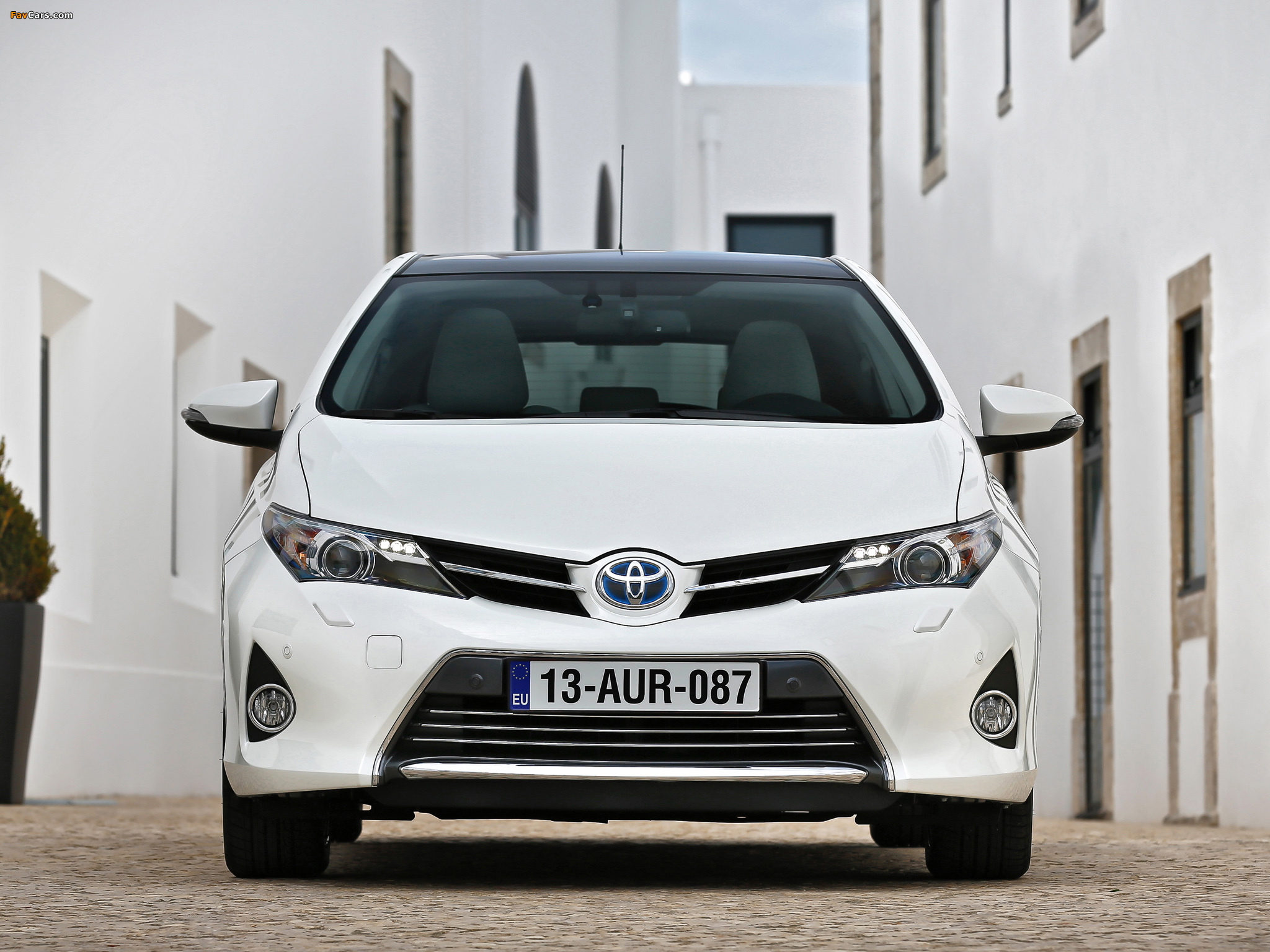 Toyota Auris Hybrid 2012 images (2048 x 1536)