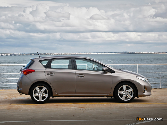 Toyota Auris 2012 photos (640 x 480)