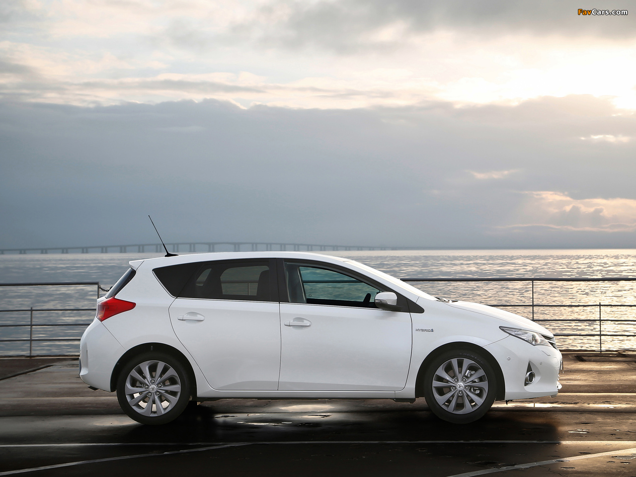 Toyota Auris Hybrid 2012 pictures (1280 x 960)