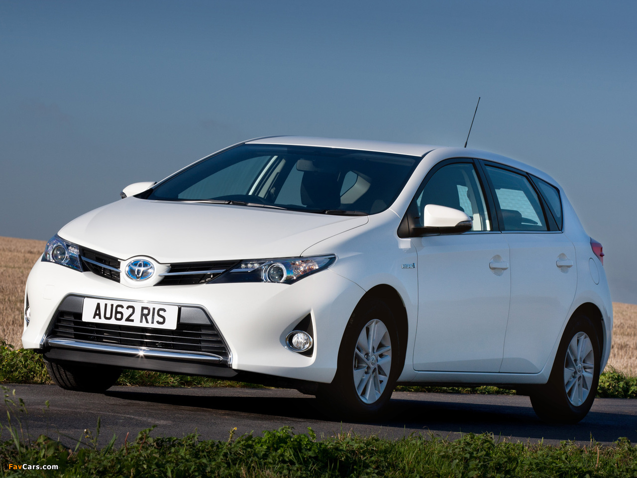 Toyota Auris Hybrid UK-spec 2012 pictures (1280 x 960)