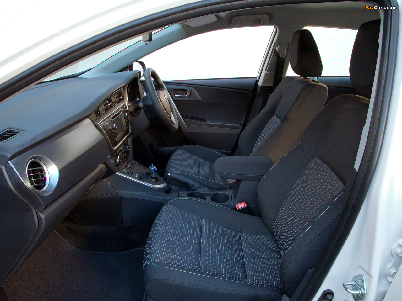 Toyota Auris Hybrid UK-spec 2012 pictures (1280 x 960)