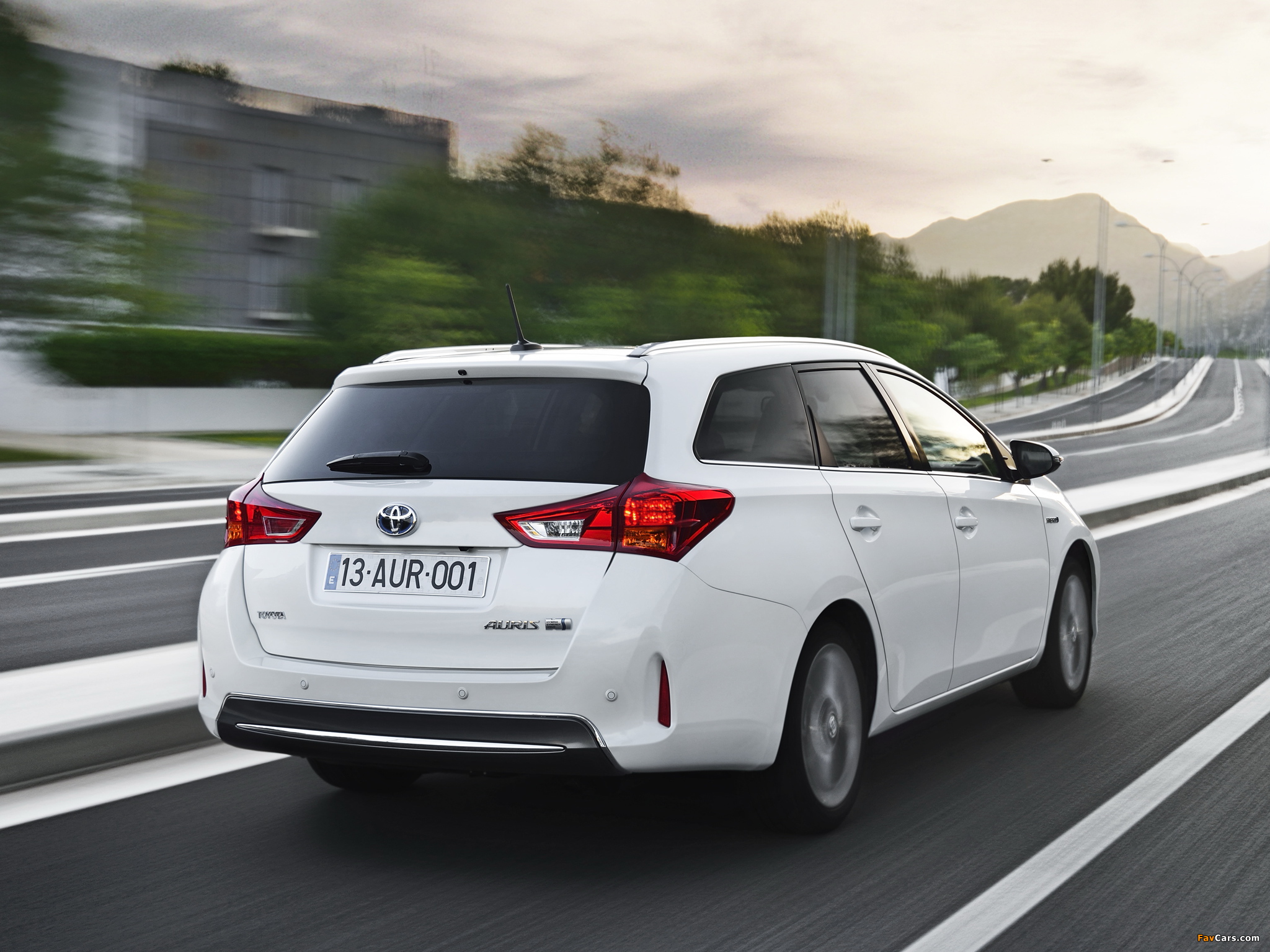 Toyota Auris Touring Sports Hybrid 2013 images (2048 x 1536)