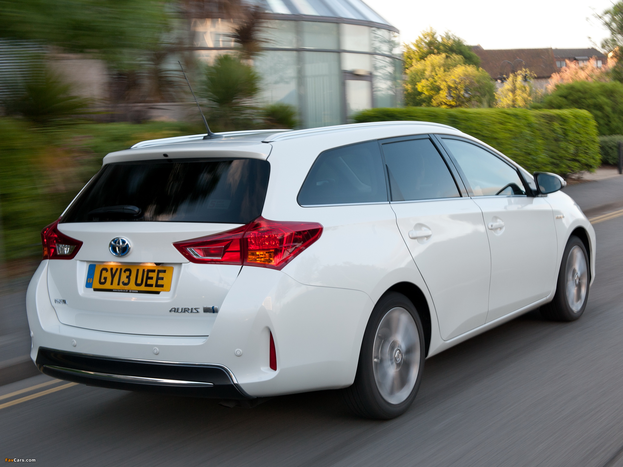 Toyota Auris Touring Sports Hybrid UK-spec 2013 images (2048 x 1536)