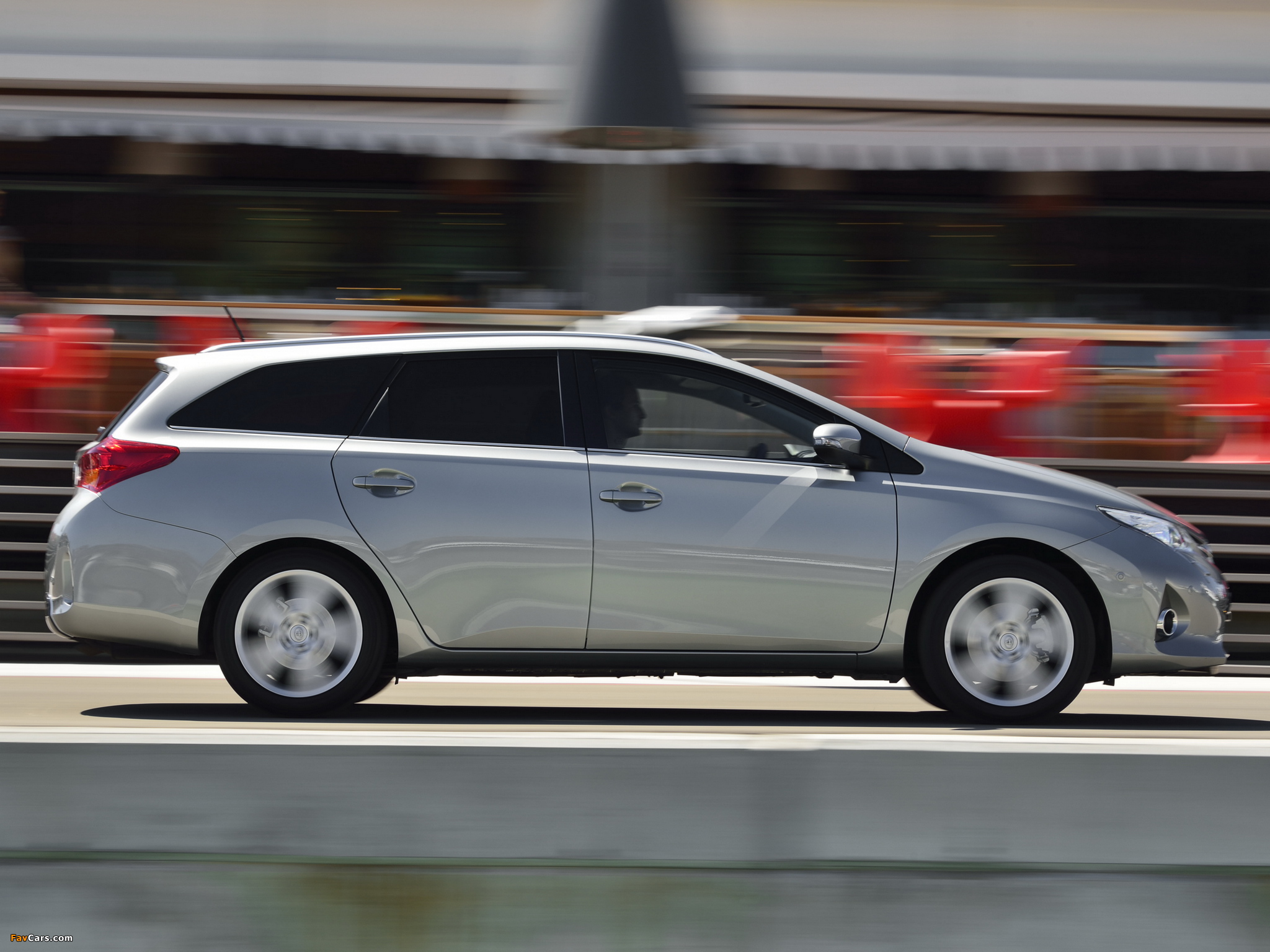 Toyota Auris Touring Sports 2013 images (2048 x 1536)