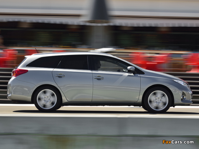 Toyota Auris Touring Sports 2013 images (640 x 480)