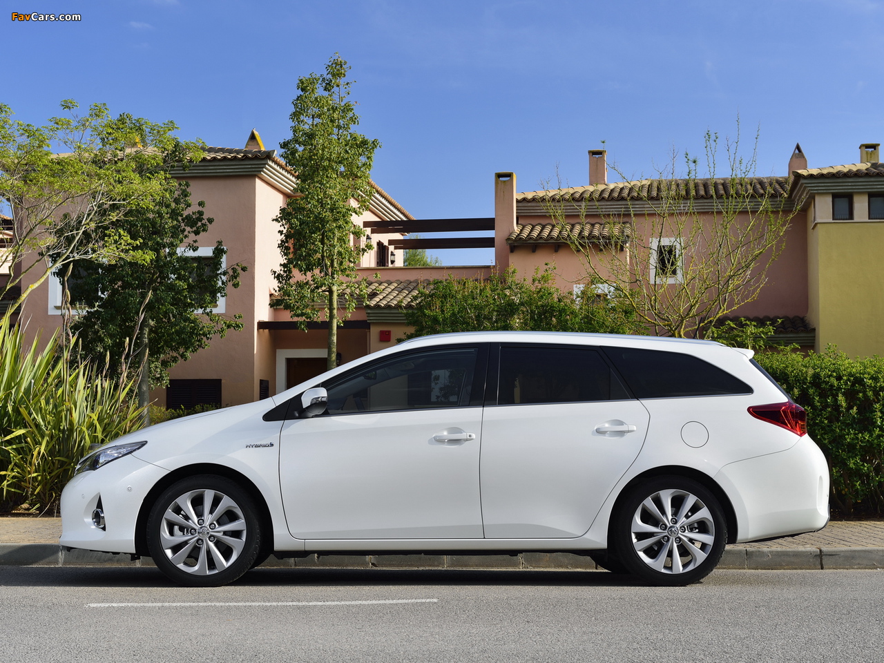 Toyota Auris Touring Sports Hybrid 2013 pictures (1280 x 960)