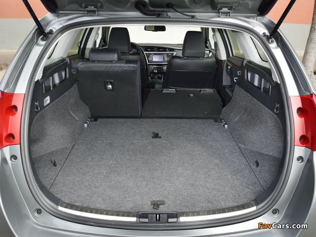 Toyota Auris Touring Sports 2013 pictures (640 x 480)