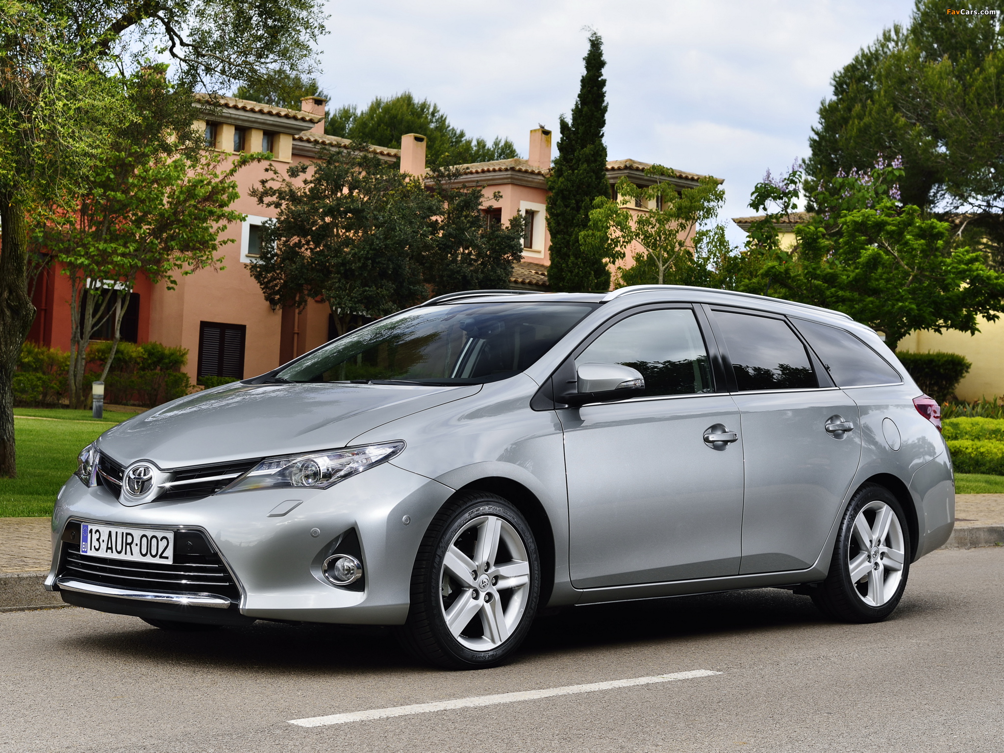 Toyota Auris Touring Sports 2013 pictures (2048 x 1536)