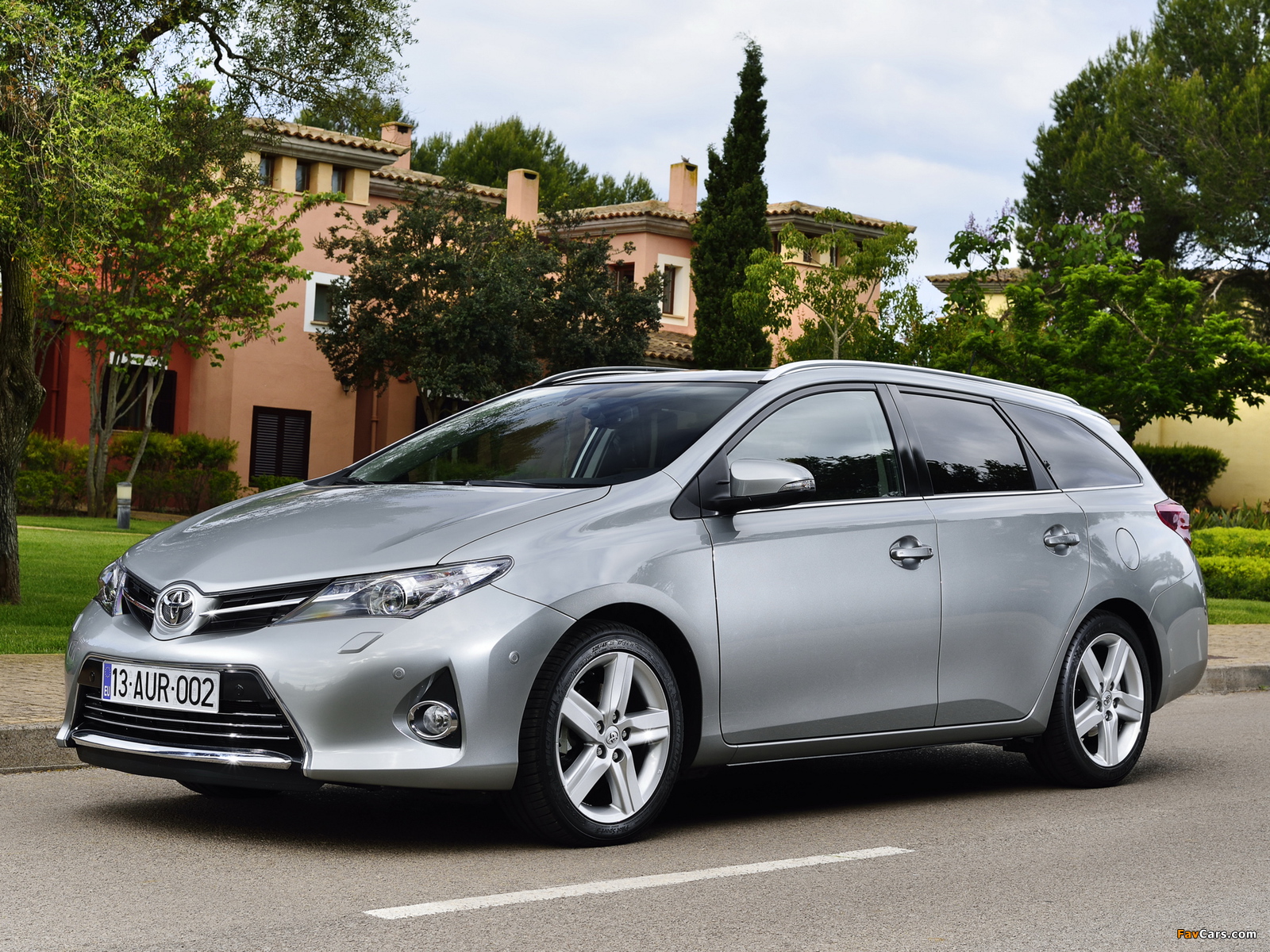 Toyota Auris Touring Sports 2013 pictures (1600 x 1200)