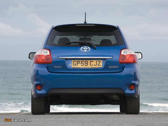 Toyota Auris 5-door UK-spec 2010–12 wallpapers (640 x 480)