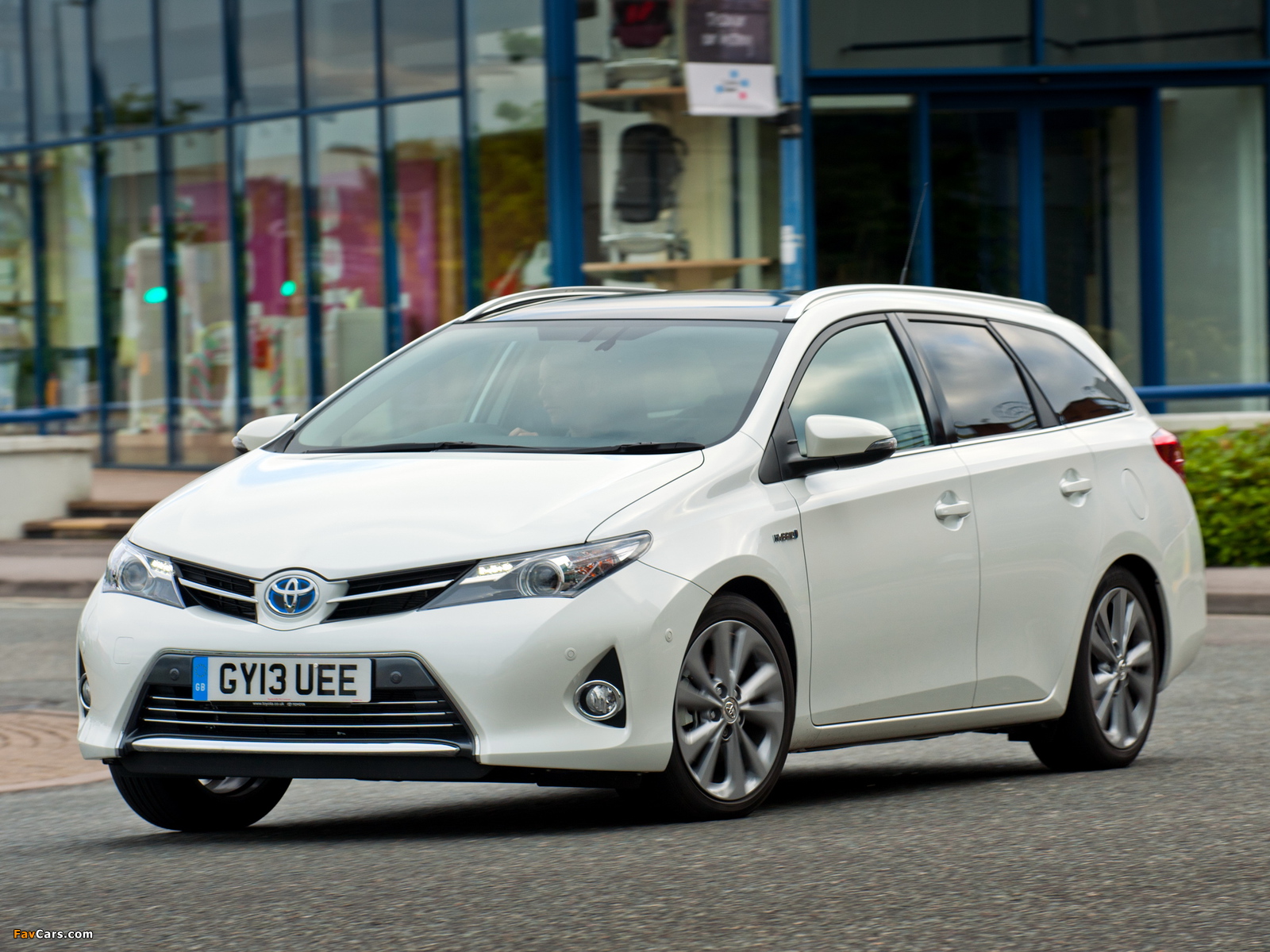 Toyota Auris Touring Sports Hybrid UK-spec 2013 wallpapers (1600 x 1200)