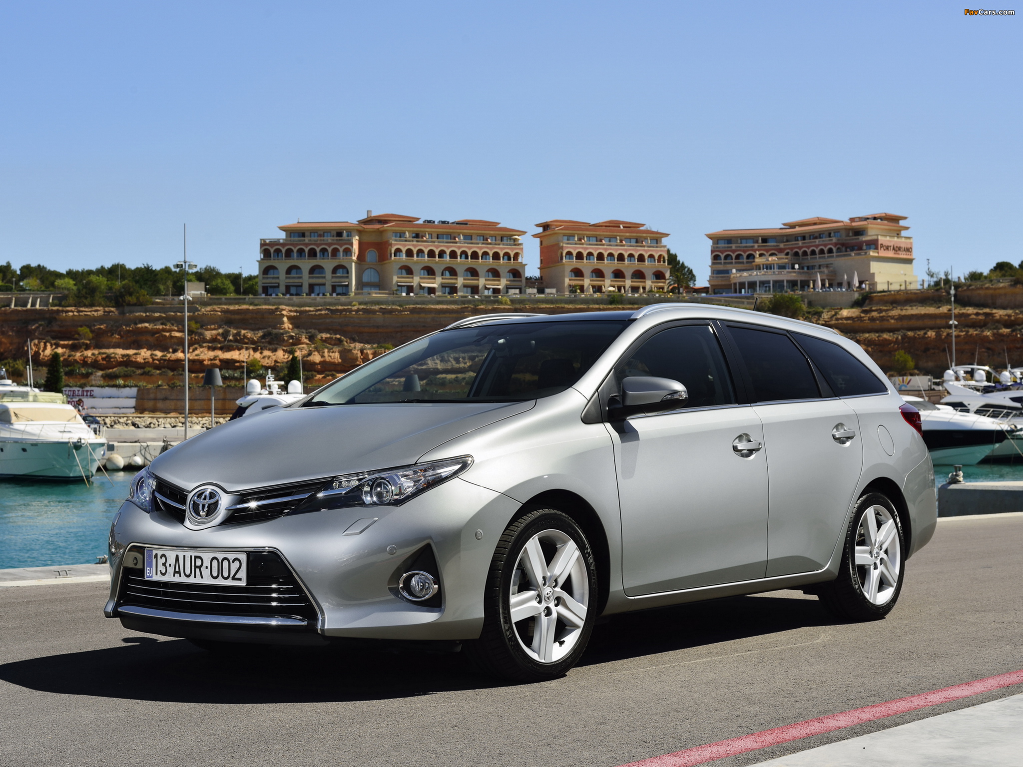 Toyota Auris Touring Sports 2013 wallpapers (2048 x 1536)