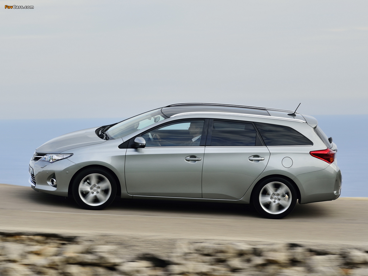 Toyota Auris Touring Sports 2013 wallpapers (1280 x 960)
