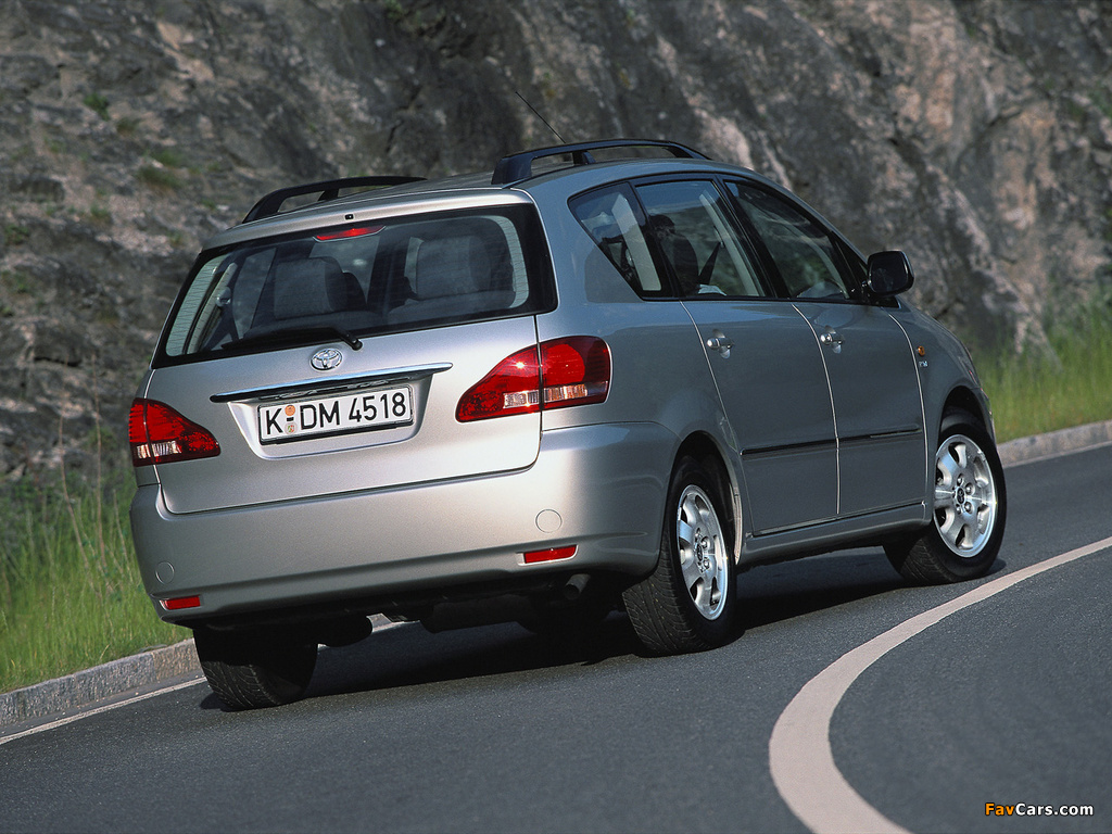 Images of Toyota Avensis Verso 2001–03 (1024 x 768)