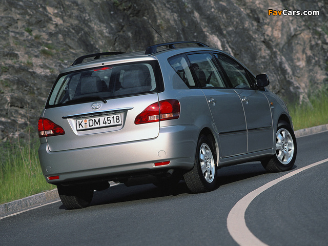 Images of Toyota Avensis Verso 2001–03 (640 x 480)