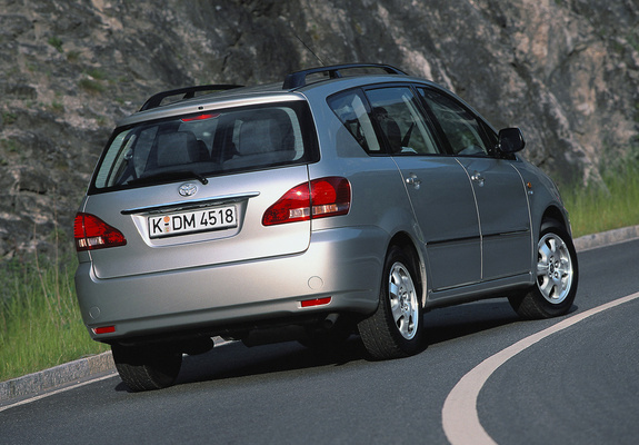 Images of Toyota Avensis Verso 2001–03