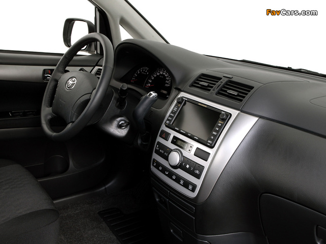 Images of Toyota Avensis Verso 2003–09 (640 x 480)