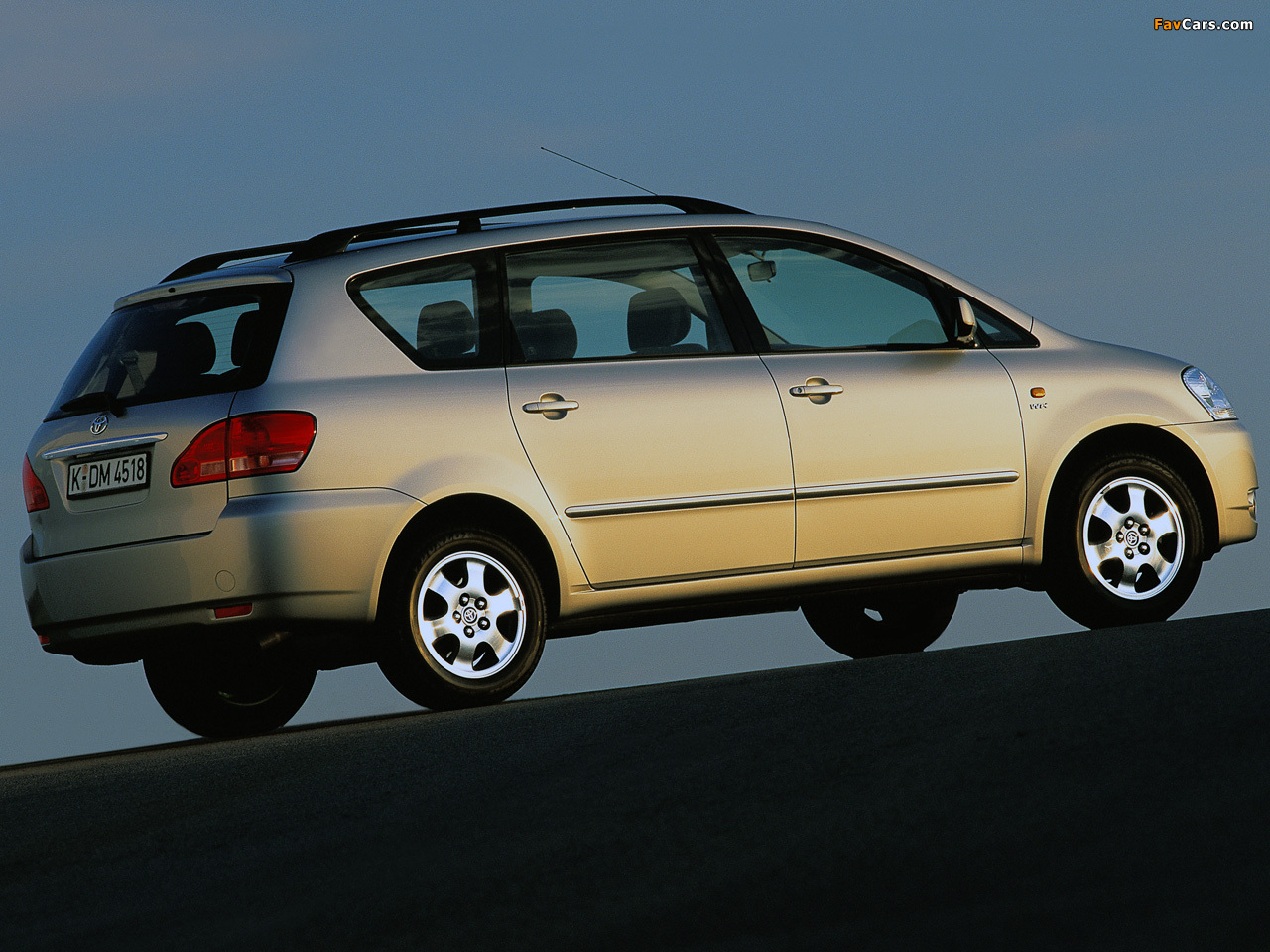 Photos of Toyota Avensis Verso 2001–03 (1280 x 960)