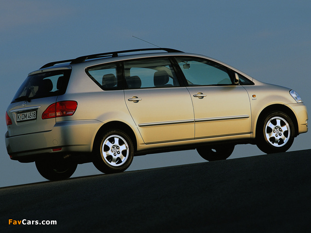 Photos of Toyota Avensis Verso 2001–03 (640 x 480)