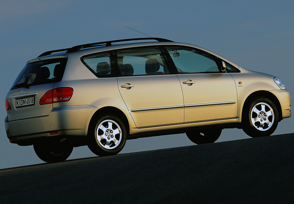 Photos of Toyota Avensis Verso 2001–03